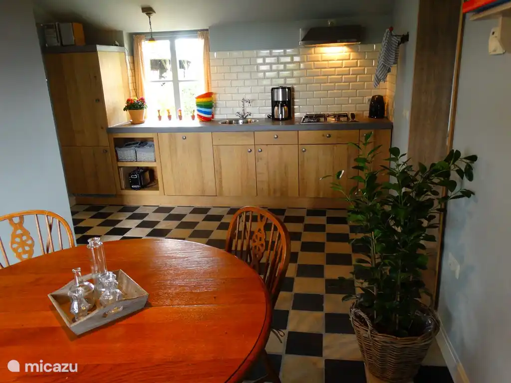 La cuisine en chêne est équipée d'une plaque de cuisson 4 feux gaz, d'un réfrigérateur avec compartiment congélateur, d'un lave-vaisselle et de tous les ustensiles de cuisine nécessaires.