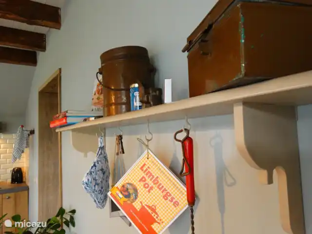 't Heeske huren in Nederland, Limburg, Sevenum - vakantiehuis Schapje in de keuken met kookboeken, etc.