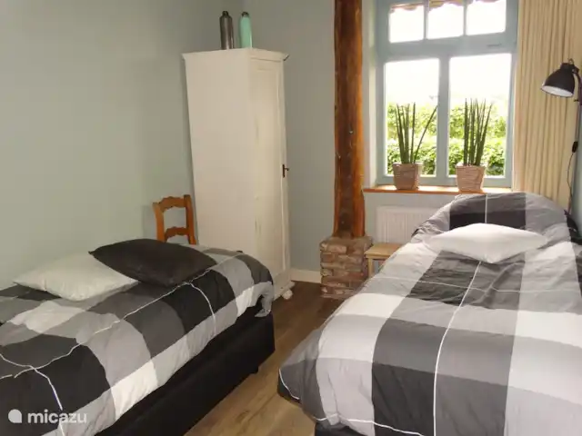 't Heeske huren in Nederland, Limburg, Sevenum - vakantiehuis Slaapkamer met twee box-springs van 2.00 x 0,80 m en voorzien van comfortabel traagschuim topdekmatras.
Ook eenvoudig als één 2-persoons bed te gebruiken.
Bedlinnen en opgemaakte bedden inclusief.