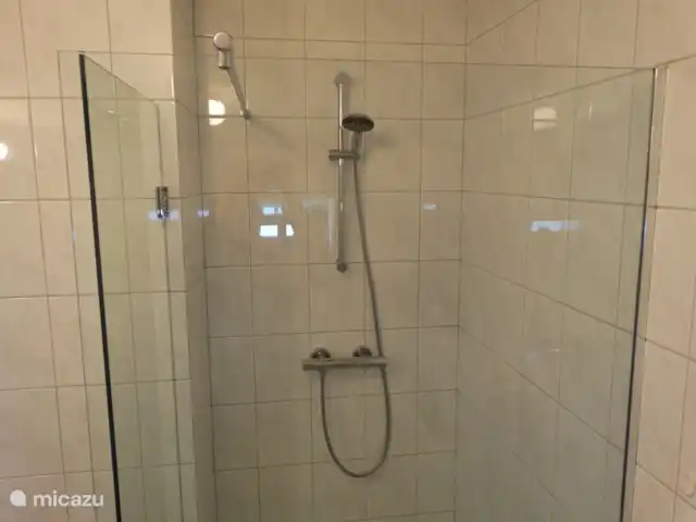 't Heeske huren in Nederland, Limburg, Sevenum - vakantiehuis Badkamer