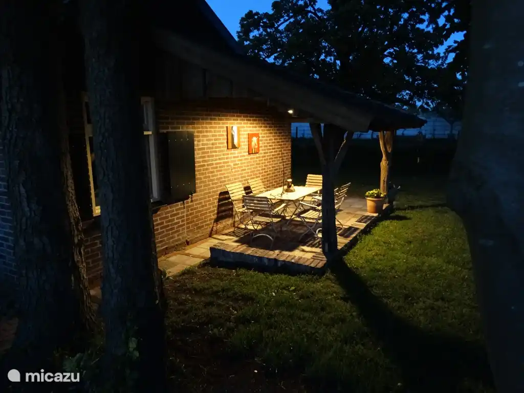 Vous pourrez également profiter de la terrasse le soir lorsqu'il fait beau.