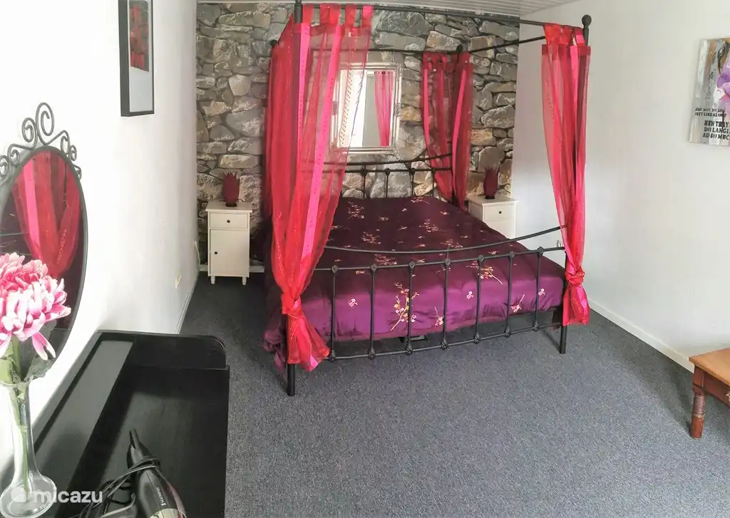 El primer dormitorio se encuentra en la planta baja. Esta habitación tiene una romántica cama doble con dosel.