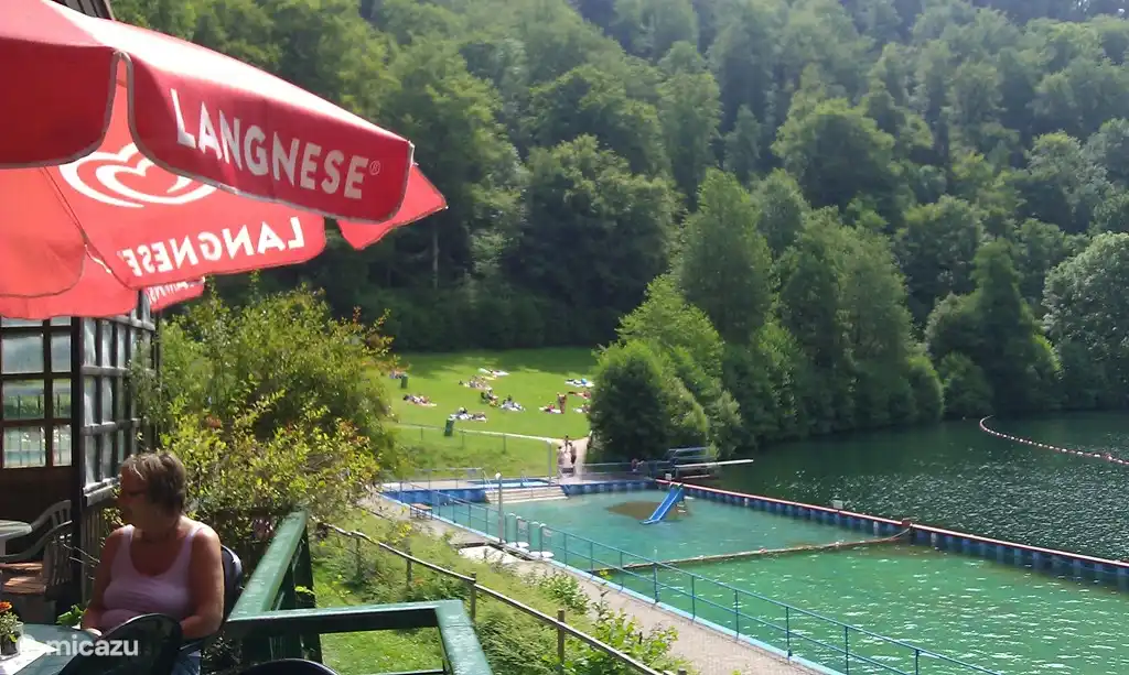 ¿Bañarse en un verdadero paraíso? Eso es posible en los lagos del cráter de Daun.