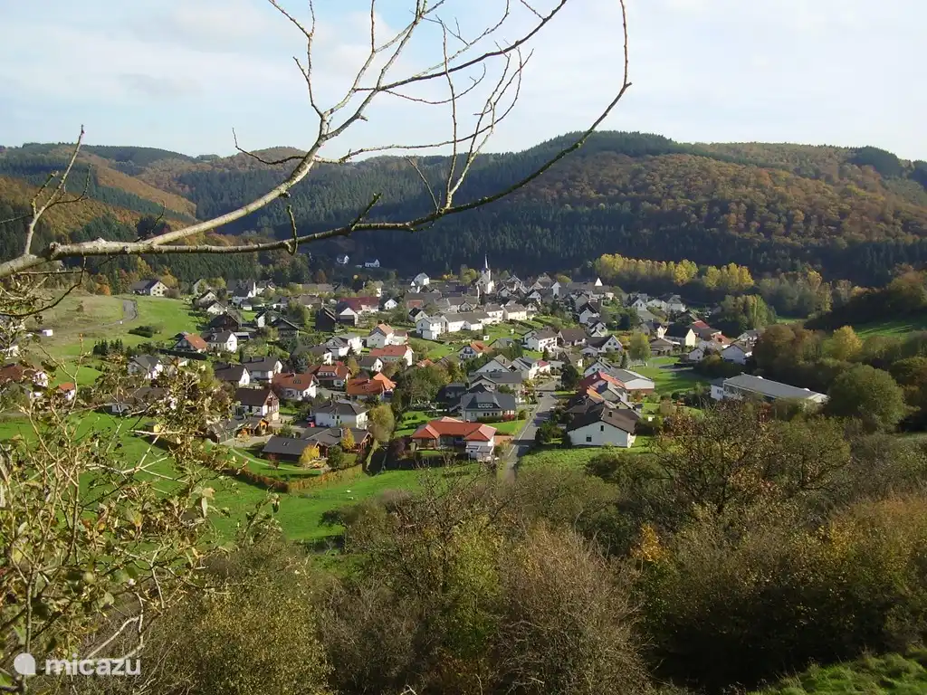 Niederstadtfeld se encuentra en medio del Volcanic Eifel. Un pueblo pequeño y tranquilo. Desde el pueblo se puede caminar directamente hacia la hermosa naturaleza. La agradable ciudad de Daun, con todas las tiendas y servicios, está a 8 kilómetros.