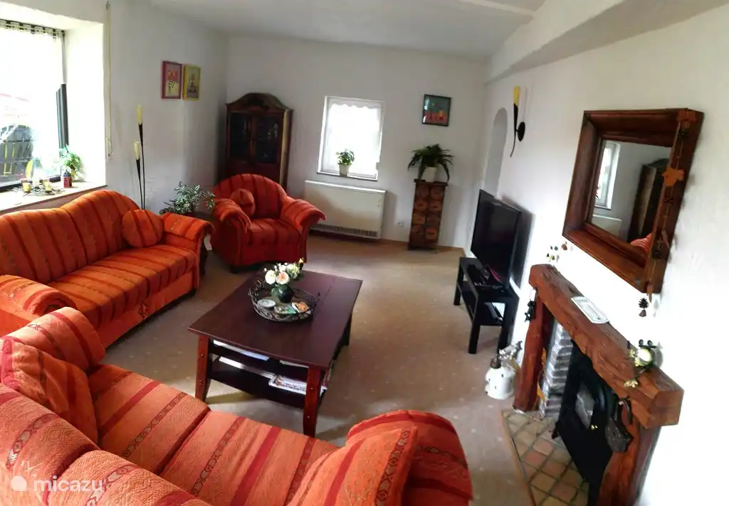 El salón está en el primer piso. El salón tiene un sofá de 2 plazas, un sofá de 2,5 plazas y un sillón. Contiene un televisor de pantalla plana con Canal Digital (canales holandeses) y reproductor de DVD. Desde el salón se accede a la espaciosa azotea.