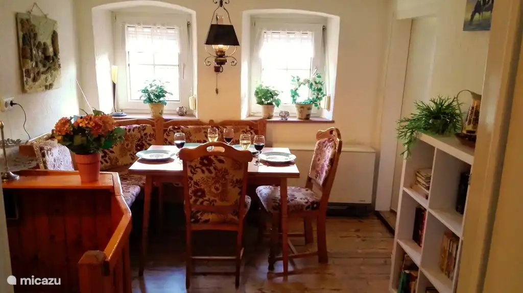 El comedor está en el primer piso. Al lado de la cocina y la sala de estar. Por supuesto, el comedor está equipado con un sofá tradicional alemán.