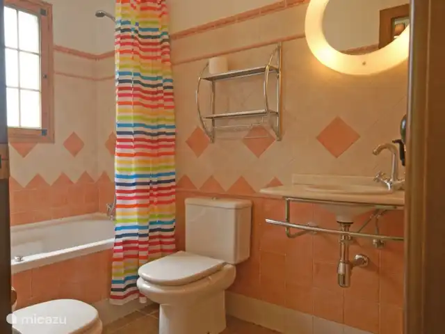 Villa Godoy | Espagne, Andalousie, Frigiliana - villa Salle de bain attenante à la chambre 1 avec bain moussant, toilette, bidet et lavabo.