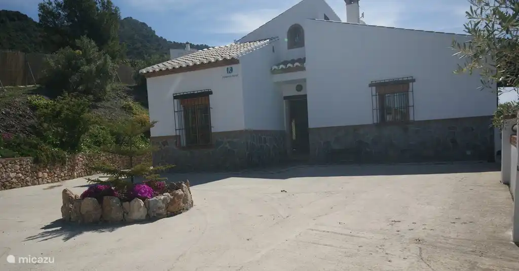 La casa dispone de un amplio jardín privado y parking para varios coches. Toda la parcela está vallada y equipada con una puerta de entrada eléctrica.