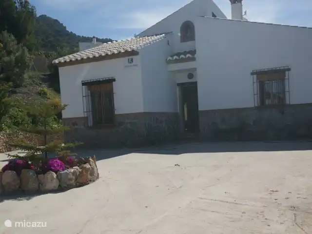 Villa Godoy | Espagne, Andalousie, Frigiliana - villa La maison dispose d'un grand jardin privé et d'un parking pour plusieurs voitures. L'ensemble du terrain est clôturé et équipé d'un portail d'entrée électrique.