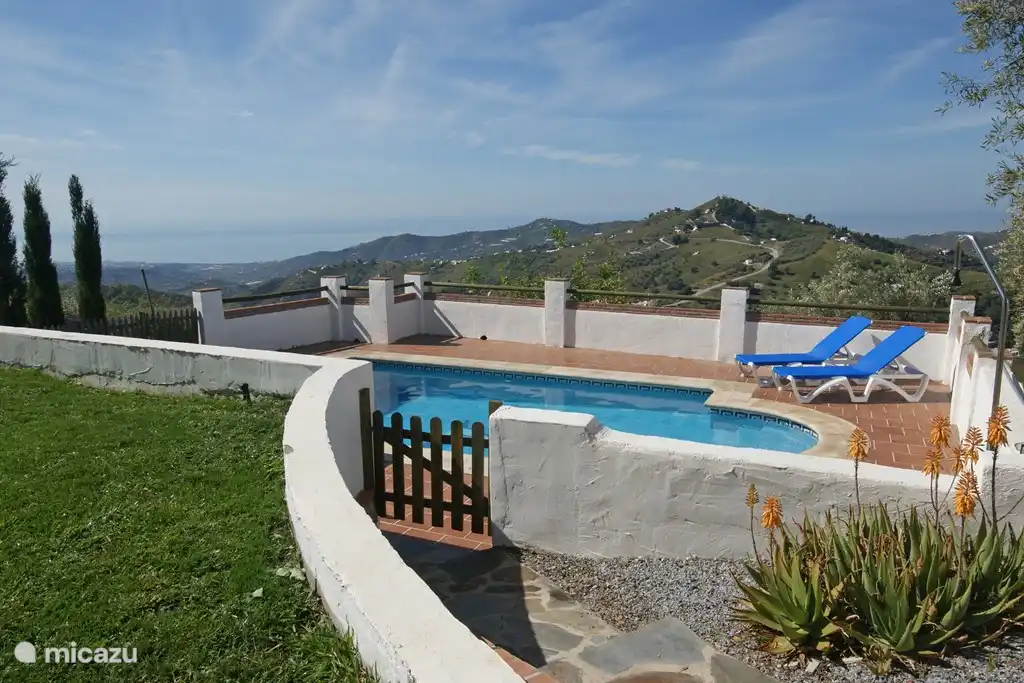 También puede disfrutar de la hermosa vista desde la piscina.