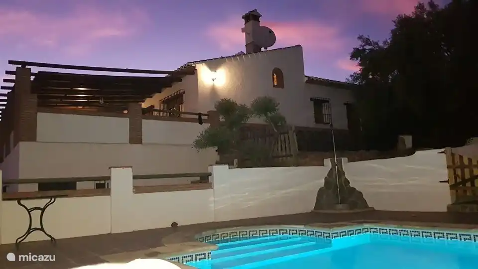 Villa Godoy al anochecer