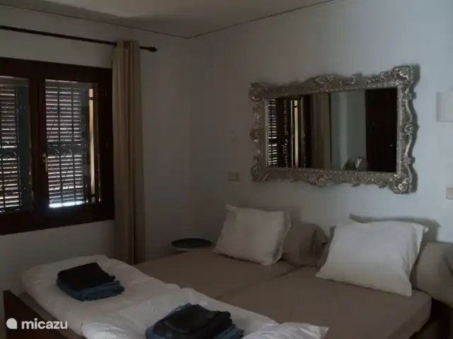 Villa Dénia | Espagne, Costa Blanca, Dénia - villa 1 chambre avec salle de bain attenante. Volets faciles à fermer pour une chambre très sombre.