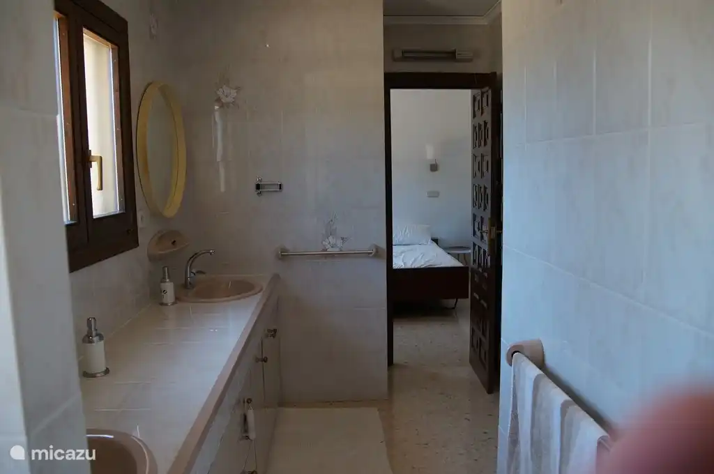 1st bathroom adjacent to bedroom 1