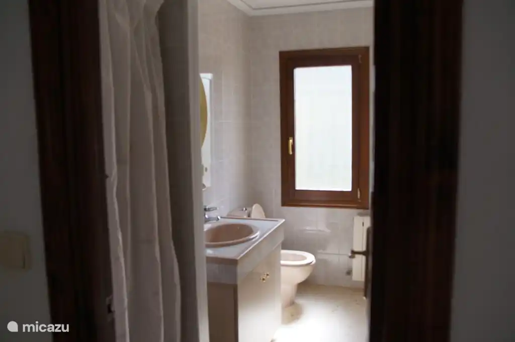2 bathroom with shower, sink and toilet