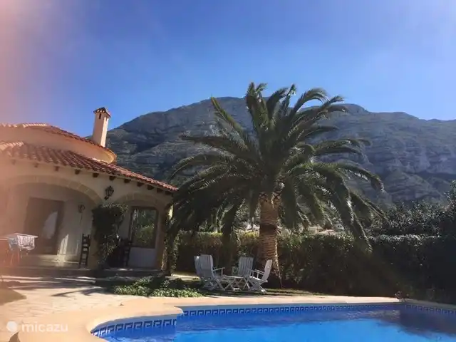 large swimming pool, lots of privacy