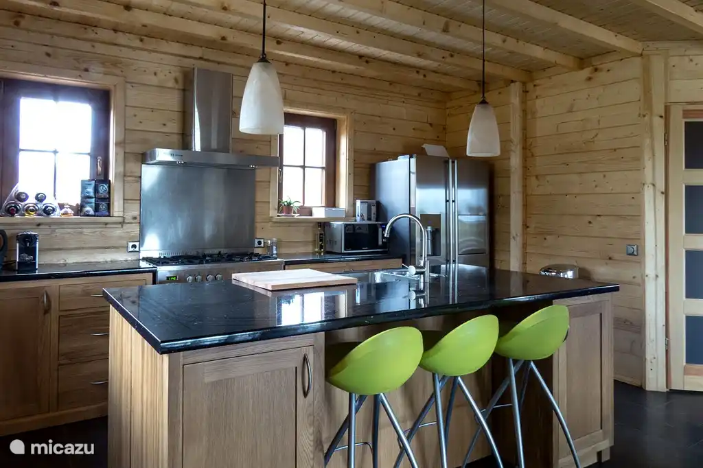 Keuken met koffiezetter, waterkoker, magnetron, luxe koelkast, luxe fornuis etc..