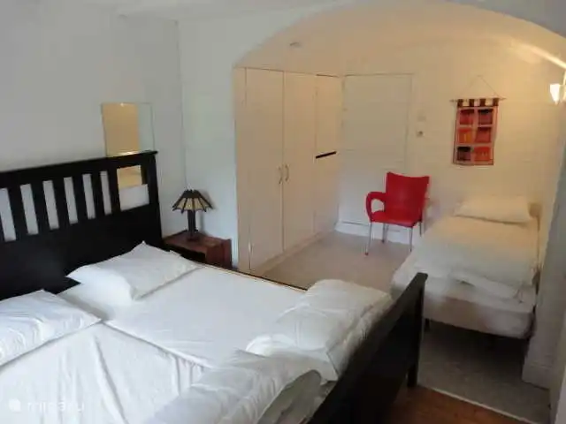 Dormitorio con 1 cama doble grande + 1 cama individual