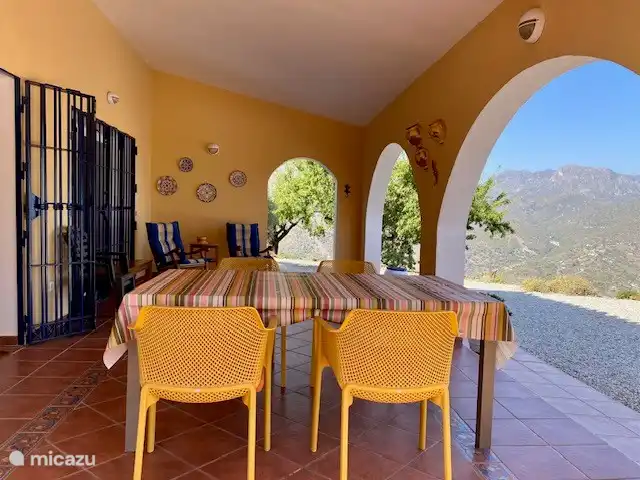 La terrasse couverte vue de la 'terrasse ouverte'