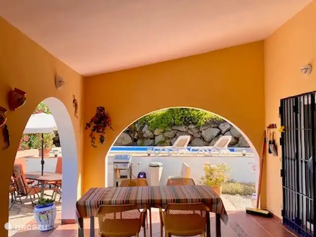 Los Pajaros | Espagne, Costa del Sol, Torrox - maison de vacances Vue depuis les chaises berçantes de la terrasse couverte sur la 'terrasse ouverte' et la piscine