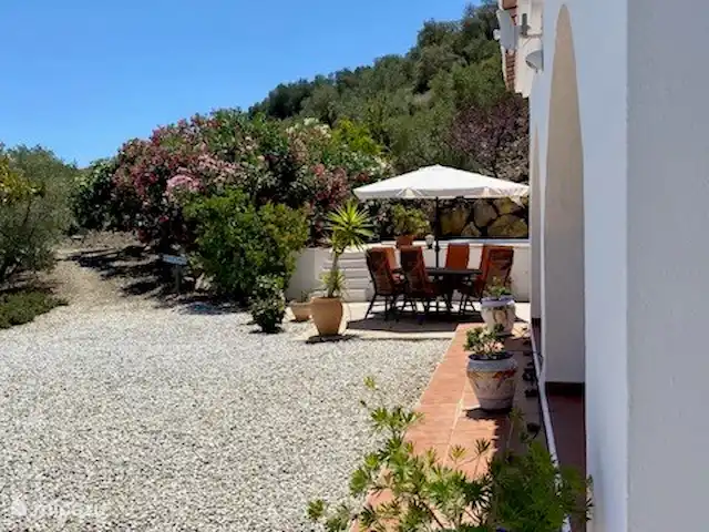 Los Pajaros | Espagne, Costa del Sol, Torrox - maison de vacances Regardez au-delà de la terrasse couverte sur la table avec des chaises sur la terrasse ouverte et la Calle de La Luz