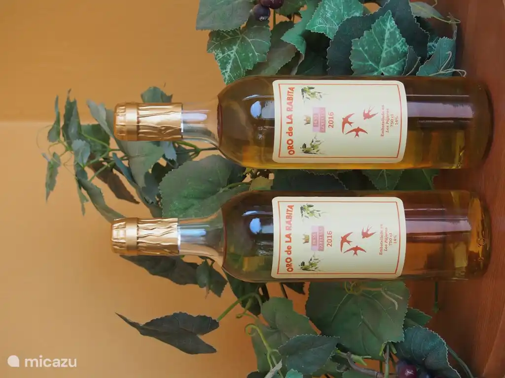 Notre vin de dessert clair, doré, doux et sucré brassé maison