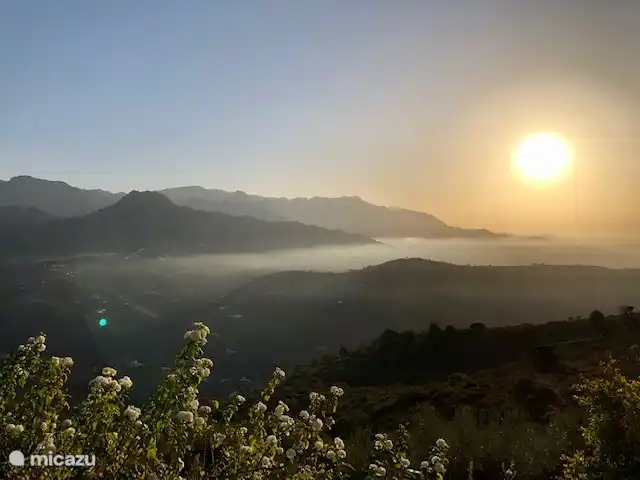 Lever de soleil depuis la terrasse couverte