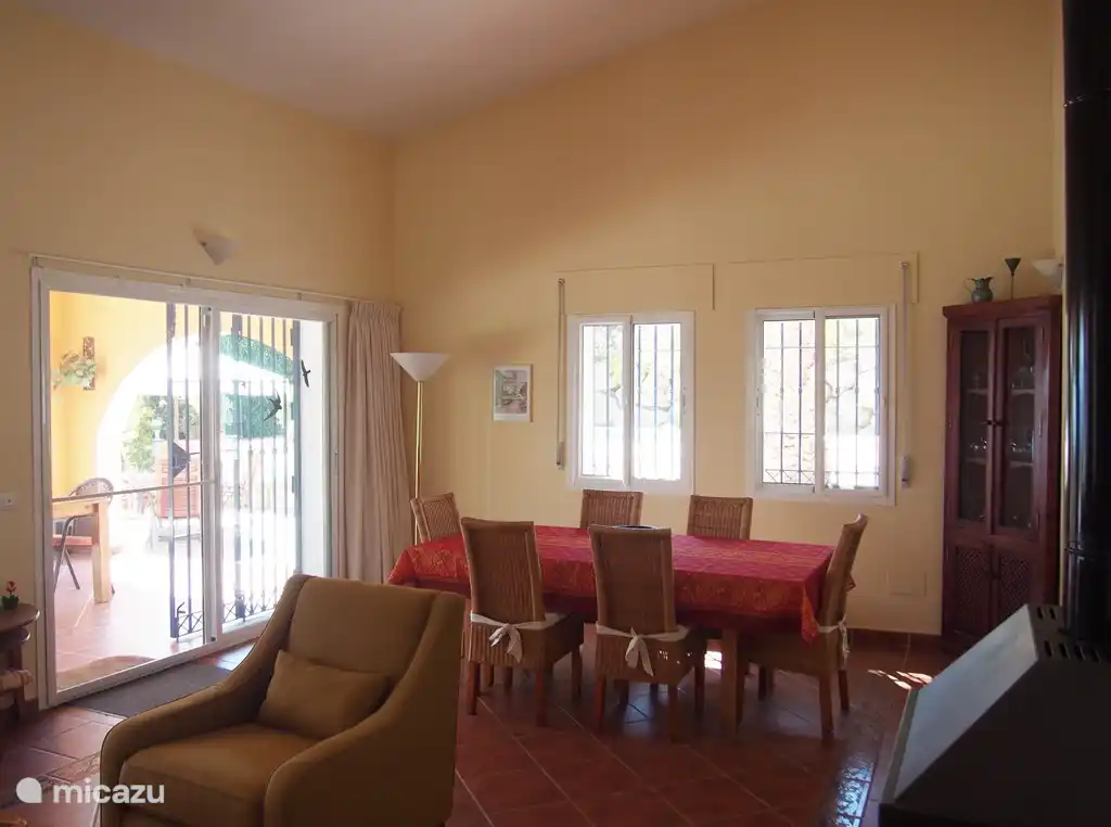 Coin repas salon avec le passage vers la cuisine à droite