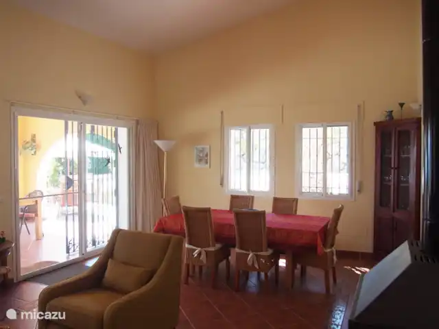 Los Pajaros | Espagne, Costa del Sol, Torrox - maison de vacances Coin repas salon avec le passage vers la cuisine à droite