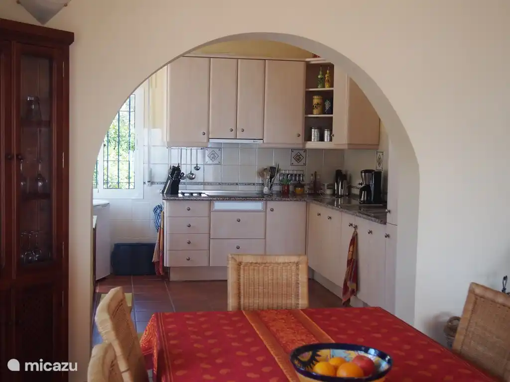 Vue à travers de la salle à manger à la cuisine