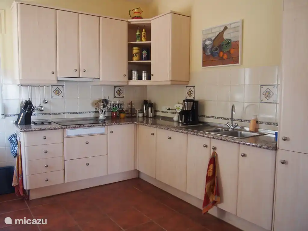 La cuisine spacieuse, entièrement équipée