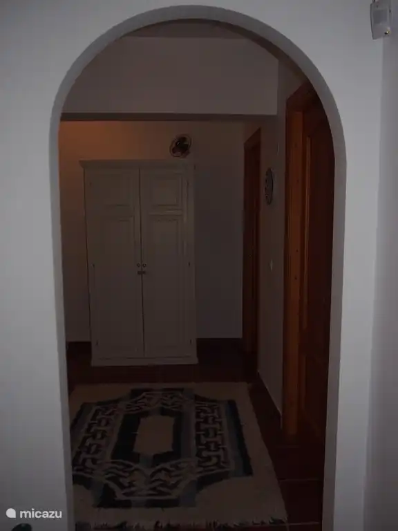 Passage vers la chambre bleue (1ère porte à droite) et jaune (2ème porte à droite), la salle de bain et la buanderie