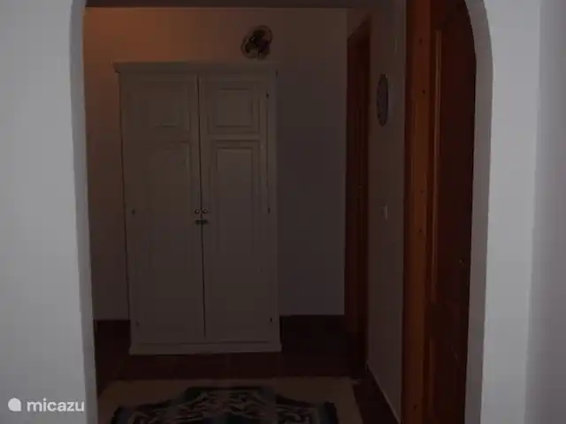 Los Pajaros | Espagne, Costa del Sol, Torrox - maison de vacances Passage vers la chambre bleue (1ère porte à droite) et jaune (2ème porte à droite), la salle de bain et la buanderie