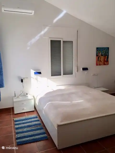 La chambre blanche à l'étage avec climatisation