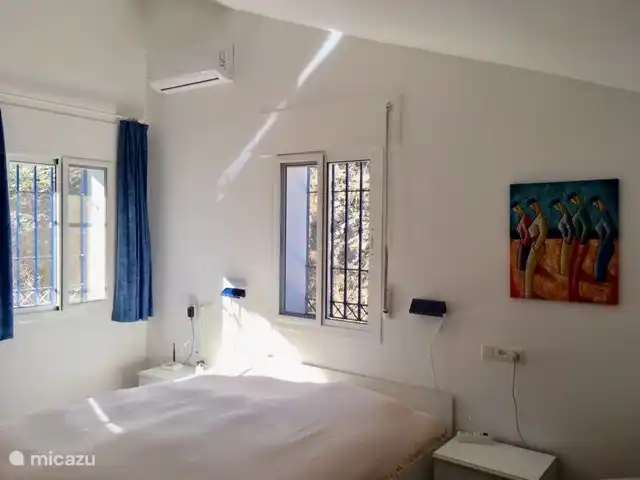 La chambre blanche à l'étage avec climatisation