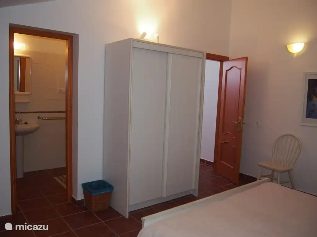 La chambre blanche à l'étage (gauche : salle de bain / droite : porte en bas)