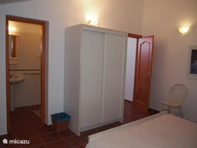 Los Pajaros | Espagne, Costa del Sol, Torrox - maison de vacances La chambre blanche à l'étage (gauche : salle de bain / droite : porte en bas)