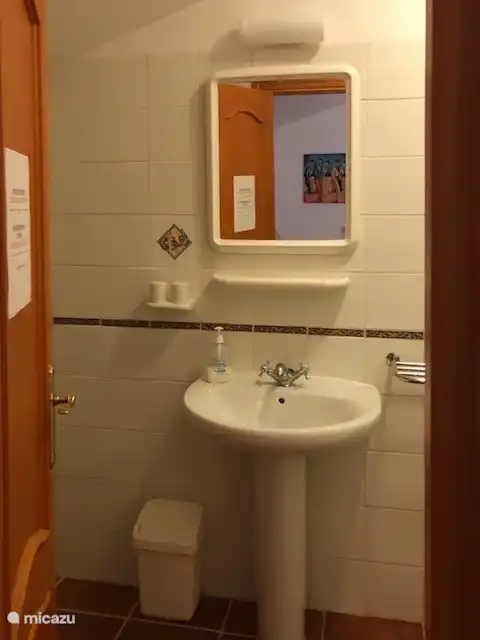 Salle de bain à l'étage avec les toilettes derrière la porte à gauche