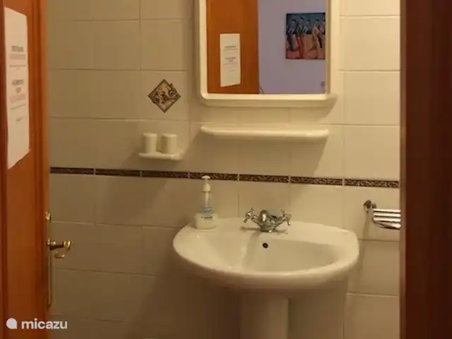 Los Pajaros | Espagne, Costa del Sol, Torrox - maison de vacances Salle de bain à l'étage avec les toilettes derrière la porte à gauche