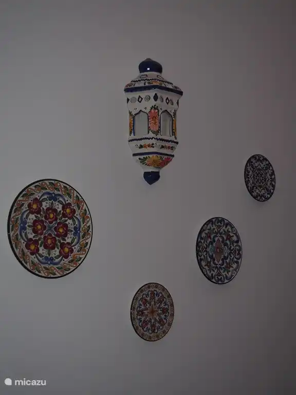 Poterie espagnole sur le mur