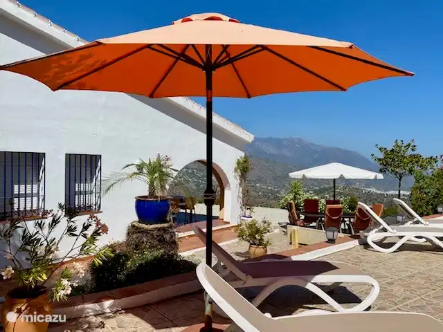 Vue de la terrasse de la piscine sur la 'terrasse ouverte'