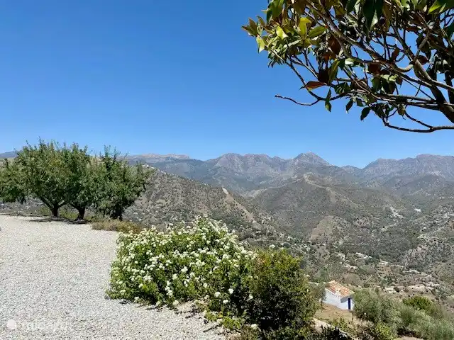 La large vue sur les contreforts de la Sierra Nevada depuis la terrasse ouverte. La maison blanche, une soi-disant caseta, se dresse au-dessus de la petite route qui traverse notre site et où s'applique le droit de passage