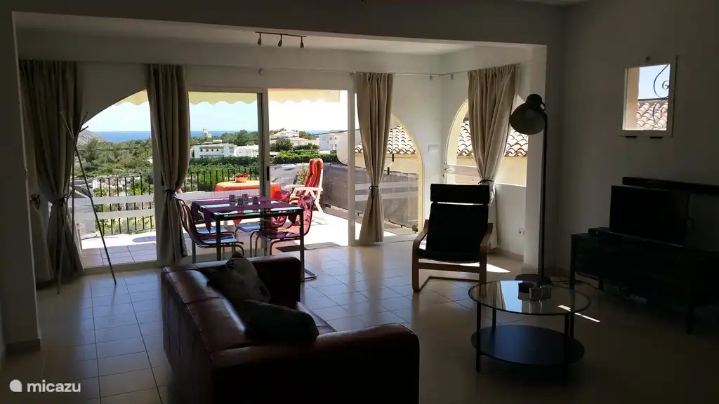 salon avec vue sur l'extérieur