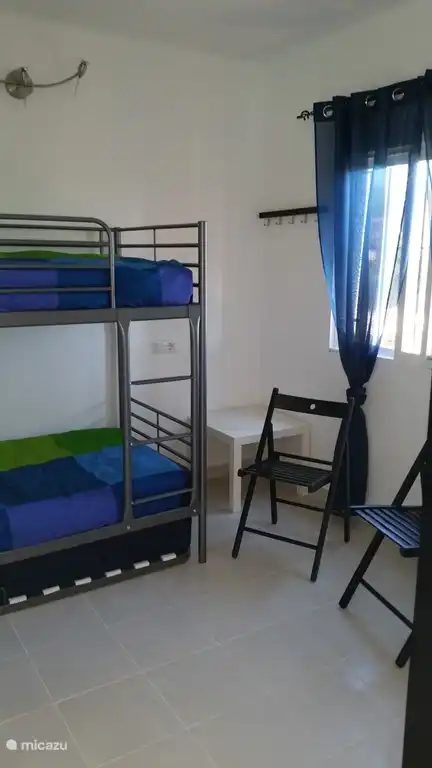 Chambre 2 avec lits superposés et lit gigogne, le tout en 90 x 200cm.