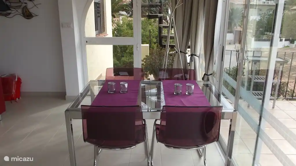 Salle à manger avec portes coulissantes sur la terrasse.