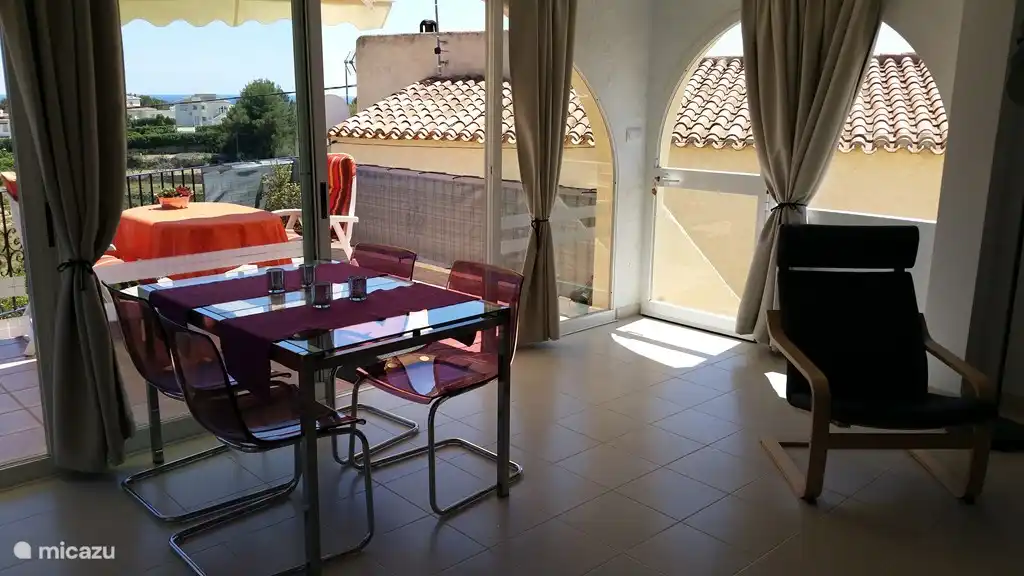 Séjour avec porte d'entrée.