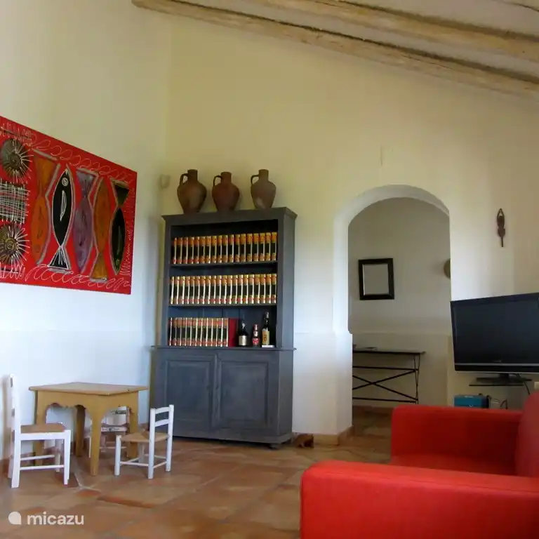 Salon confortable avec télévision à écran plat, 2 canapés et fauteuil et espace pour enfants