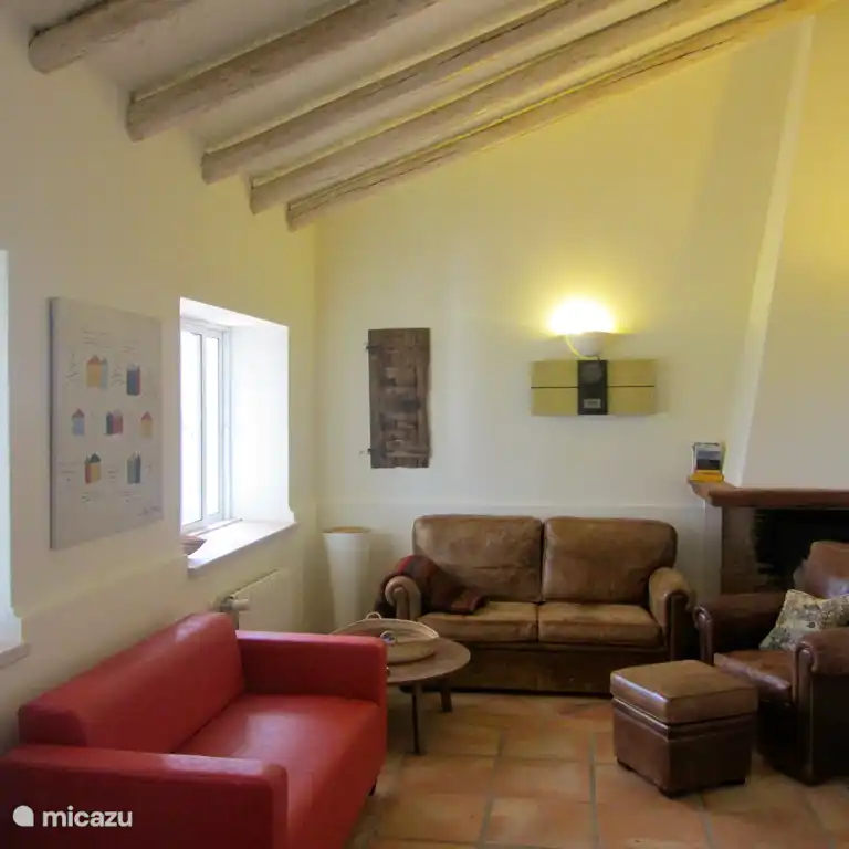 Coin salon avec cheminée confortable dans le salon