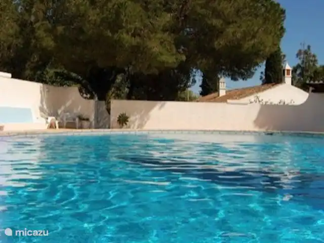 Quinta da Felicidade, Casa Rosa | Portugal, Algarve, Albufeira - maison de vacances Piscine, avec casa rosa en arrière-plan.