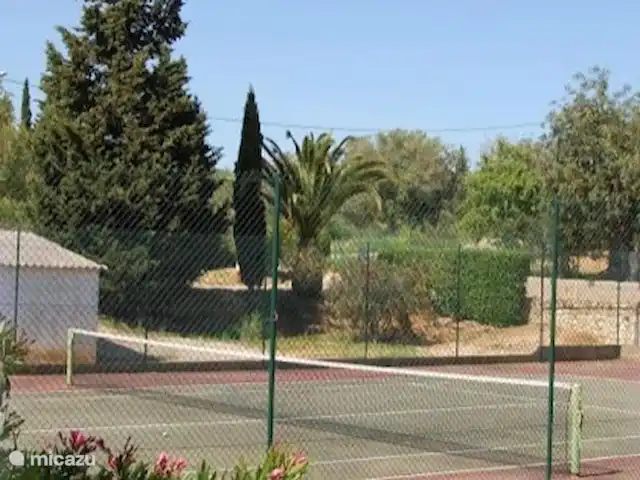 Quinta da Felicidade, Casa Rosa | Portugal, Algarve, Albufeira - maison de vacances Court de tennis à la Quinta, raquettes et balles en stock.