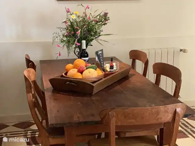 Quinta da Felicidade, Casa Rosa | Portugal, Algarve, Albufeira - maison de vacances Table à manger avec pack de bienvenue dans une cuisine authentique.